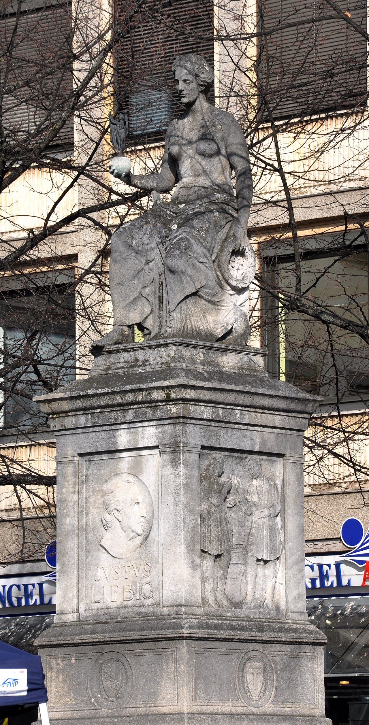 Darmstadt, Luisenplatz, Justus-Liebig-Denkmal von 1913, mit einer Engel-Apotheke im Hintergrund