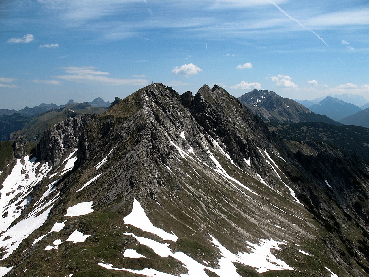 Blick vom Lahnerkopf nach Osten auf Kastenkopf (2129 m) und Kälbelespitze -Südflanke (2135 m)