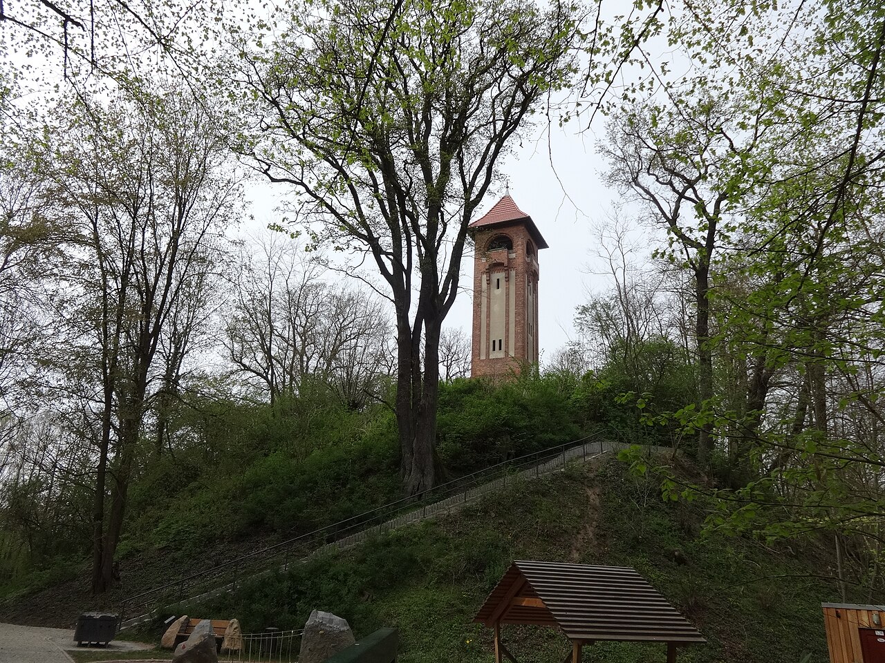 Der Turm wurde 1907 zu Ehren Kaiser Friedrich III