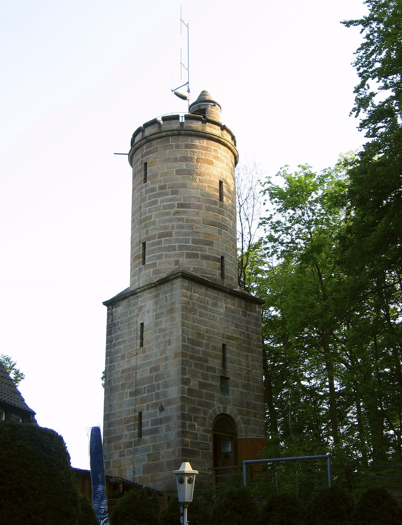 Der 1904 errichtete Kaiser-Karls-Turm in Bad Driburg, links ein Teil der „Sachsenklause“