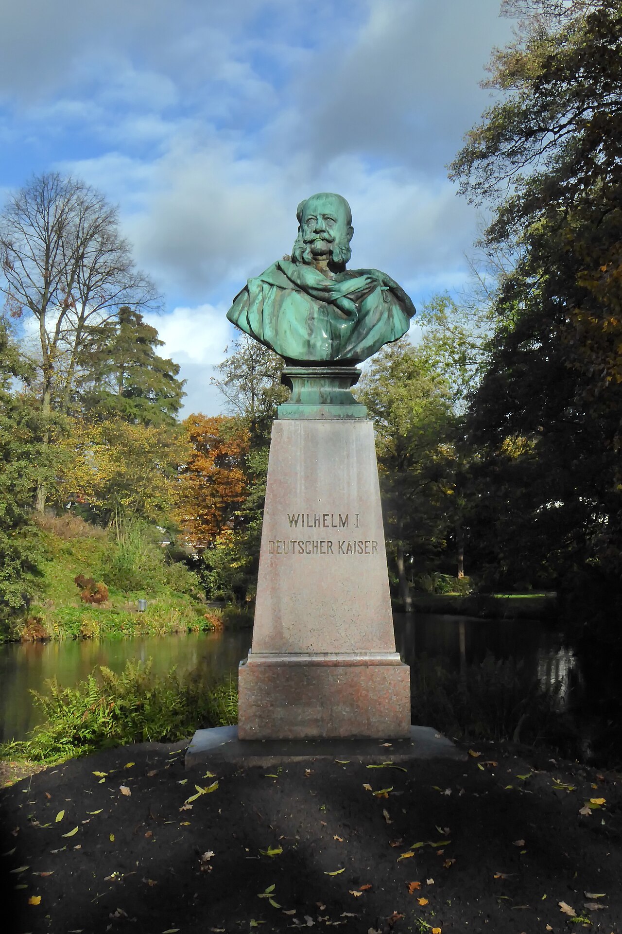 Das Büstendenkmal vom Kaiser Wilhem I steht im Bergedorfer Schlosspark