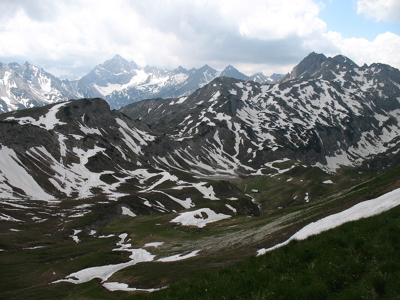 Blick aus Osten auf den langen Ostrücken der Kälbelespitze (2135 m)