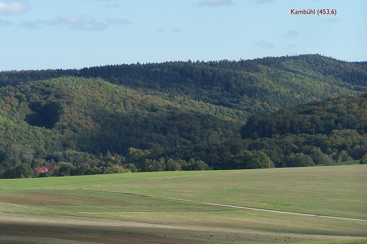 Blick vom Rehberg (Farnroda) zum Kambühl, im Talgrund liegt der Ortsteil Deubach