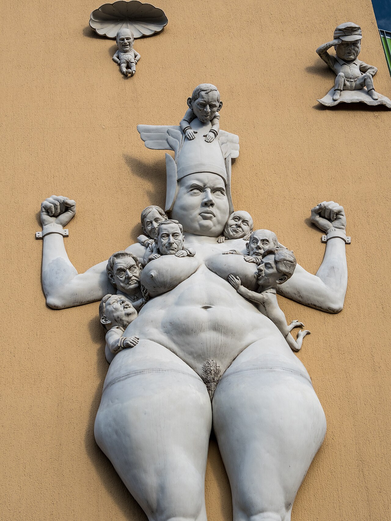 Radolfzell am Bodensee: Detail von Peter Lenk's Skulptur "Kampf um Europa"