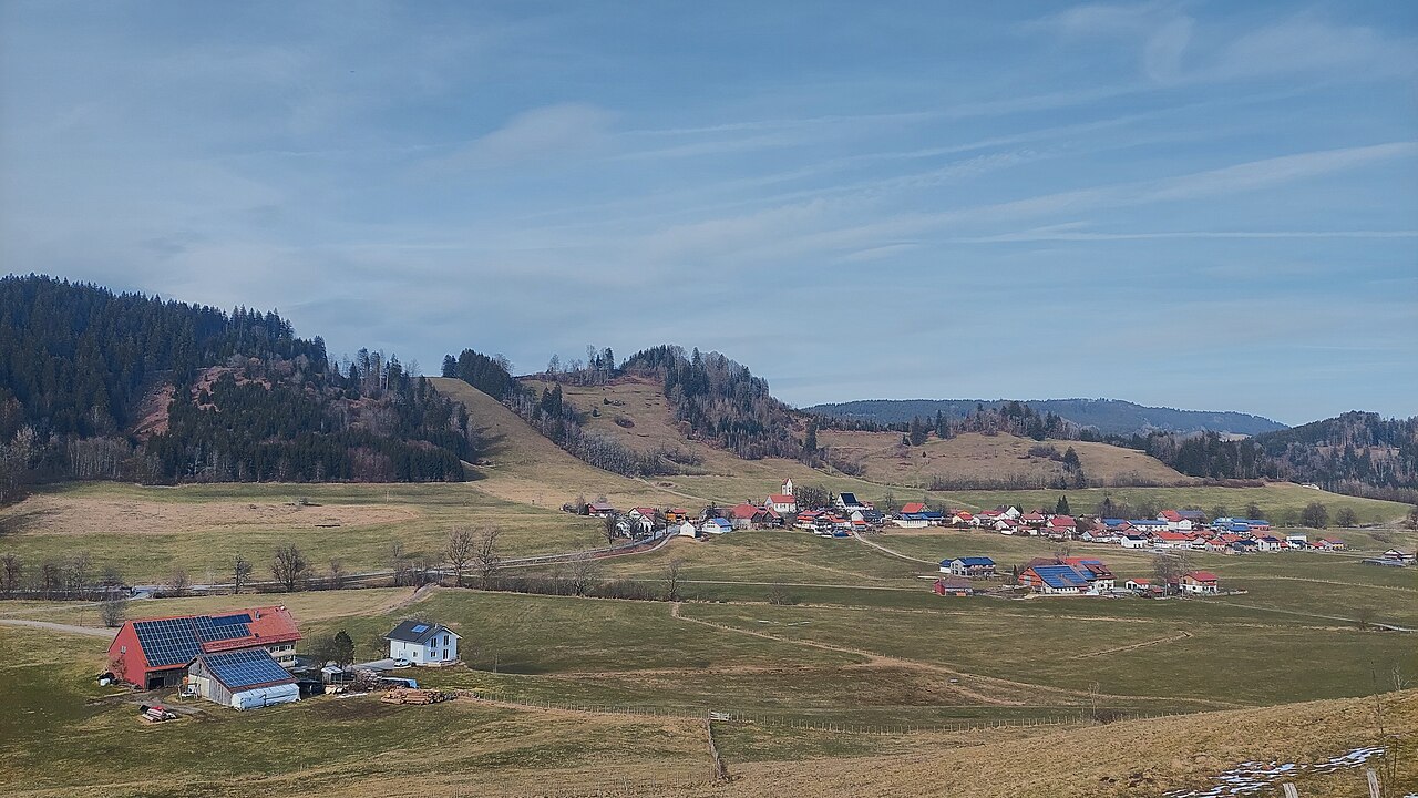 parish village Ebratshofen and subpeak Kapf, view from south