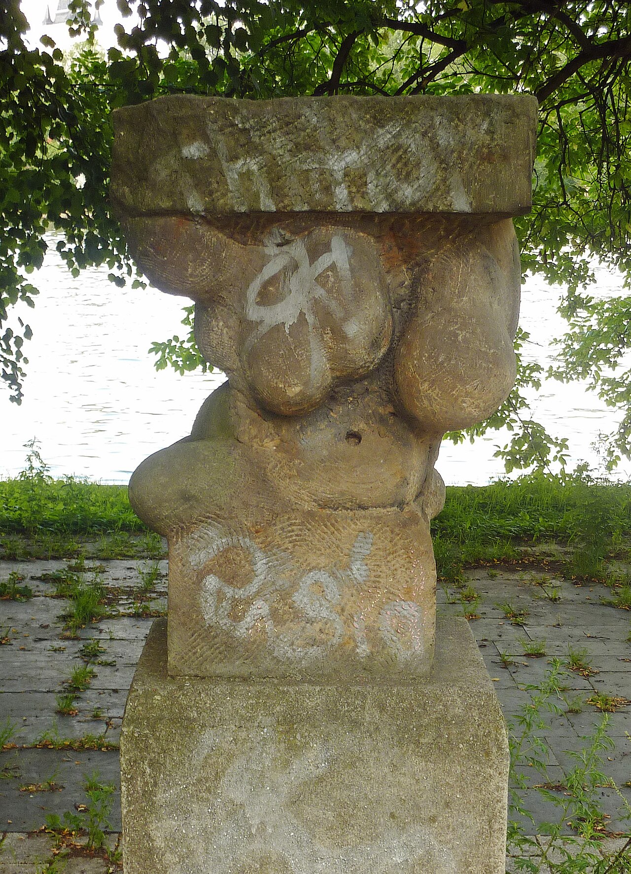 Sandsteinskulptur 'Kapitell' von Maria Cocoea aus dem Jahr 1978, am Spreeufer des Treptower Parks in Berlin-Alt-Treptow