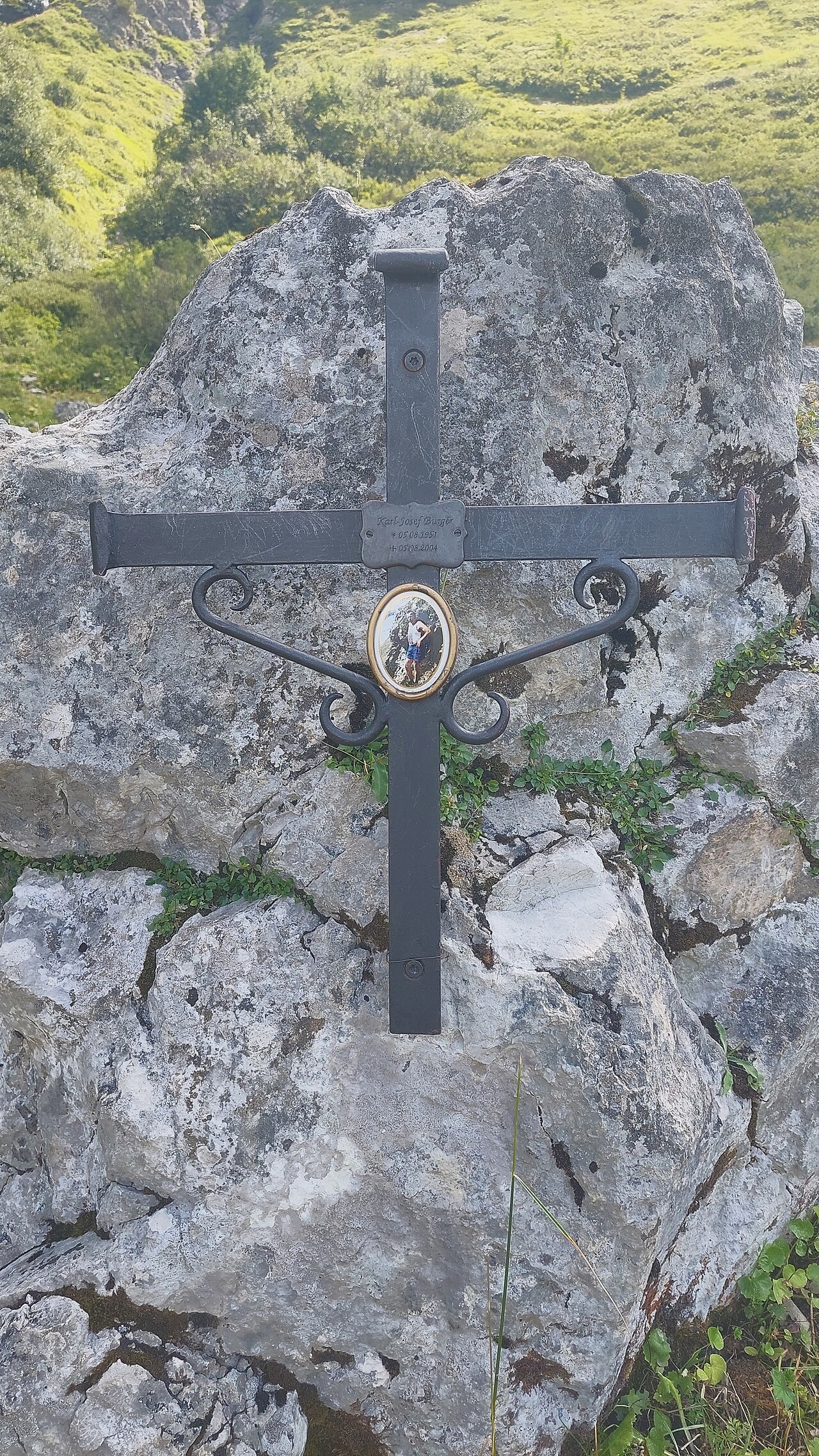 memorial cross for Karl-Josef Burger, 220 m north of Prinz-Luitpold-Haus in the Allgäu Alps