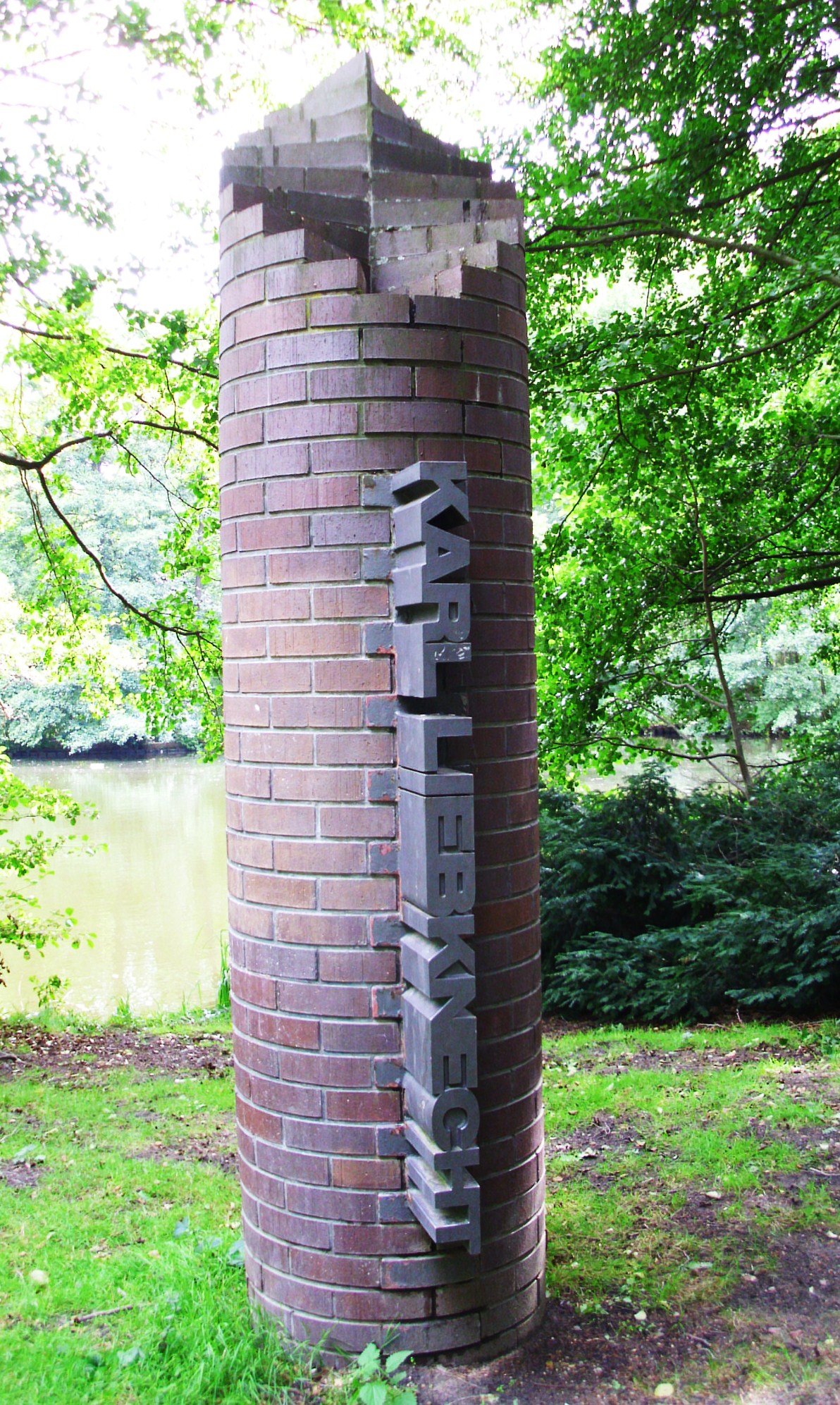 Gedenksäule aus roten Ziegelsteinen für Karl Liebknecht im Großen Tiergarten, geschaffen 1987 von Ralf Schüler