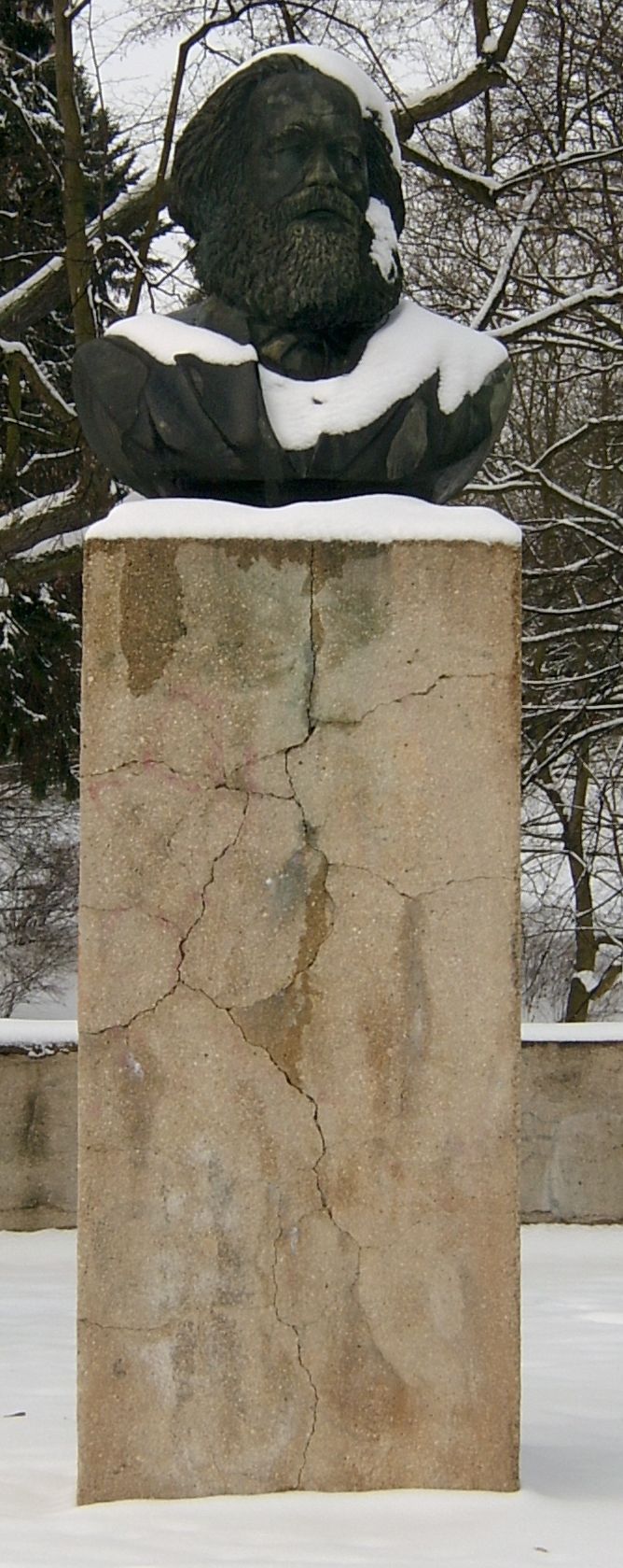 Büstendenkmal von Karl Marx von Fritz Cremer in Frankfurt (Oder)