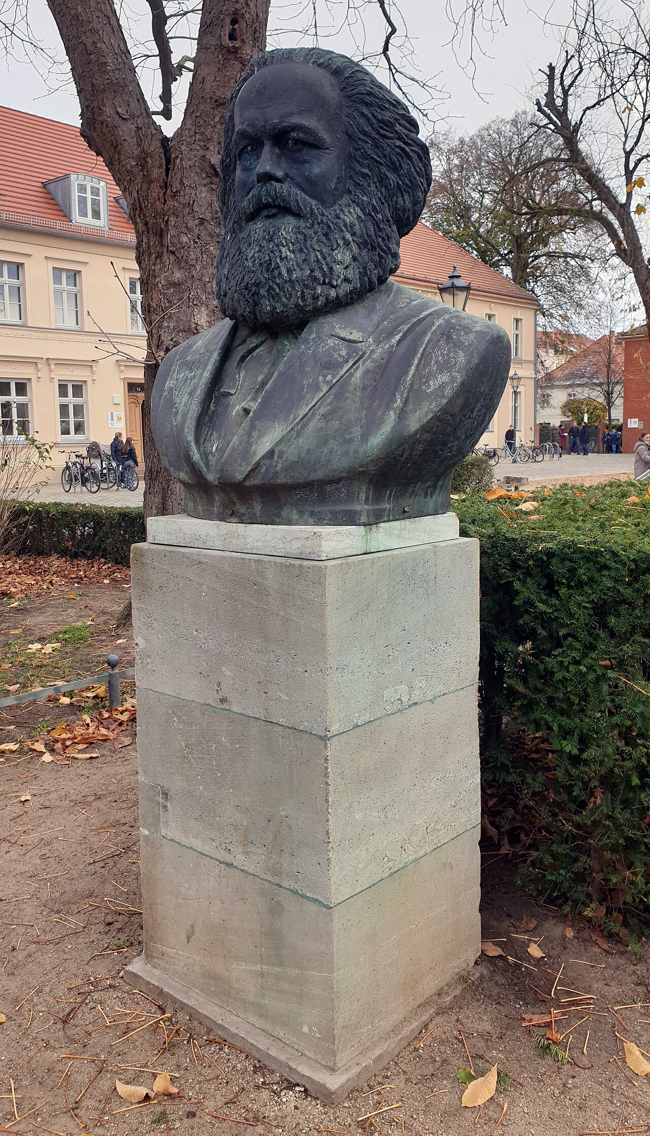 Bust, " Karl Marx " von Fritz Cremer , 1954, Wichmannstraße 9, Neuruppin , Germany