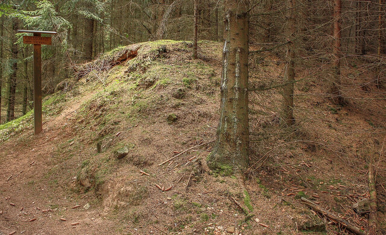 Karlsschanze bei Willebadessen, Der von einem Weg durchschnittene Hauptwall