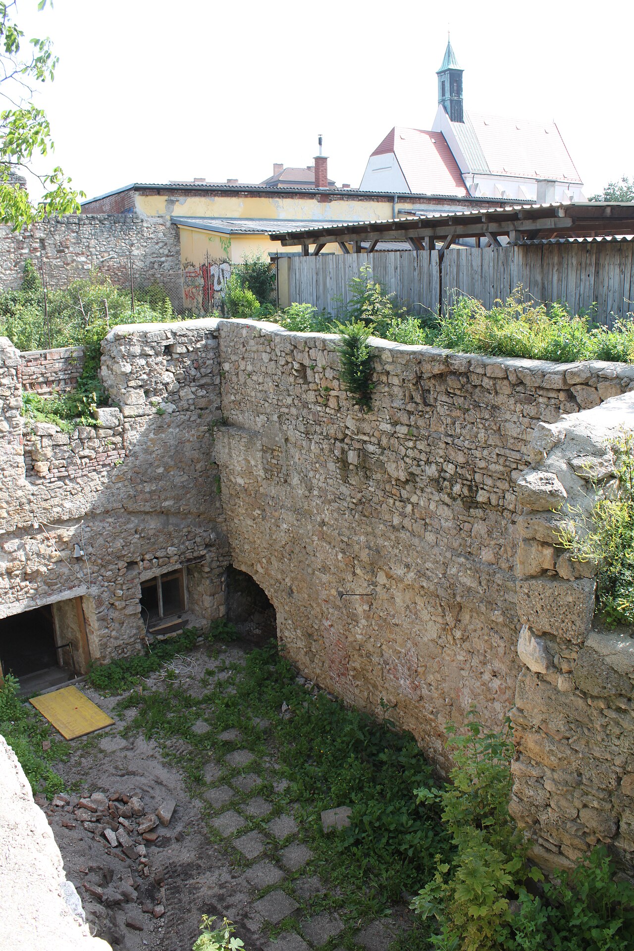 Stadtbefestigung (Gesamtanlage), Kasematten, südseitiger ummauerter Hof, wohl ehedem in der Tiefe überwölbt