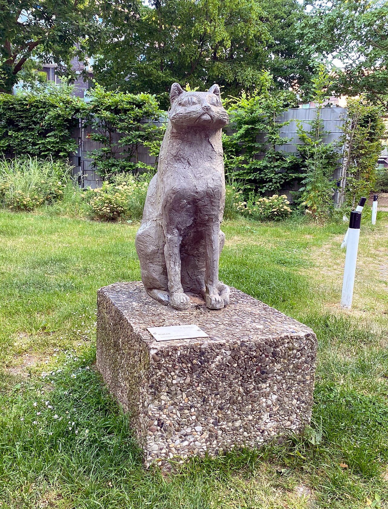 Aluminium-Skulptur "Katze" von Veronika Schlüter-Stoll (1968), Hörgensweg 73, Hamburg-Eidelstedt