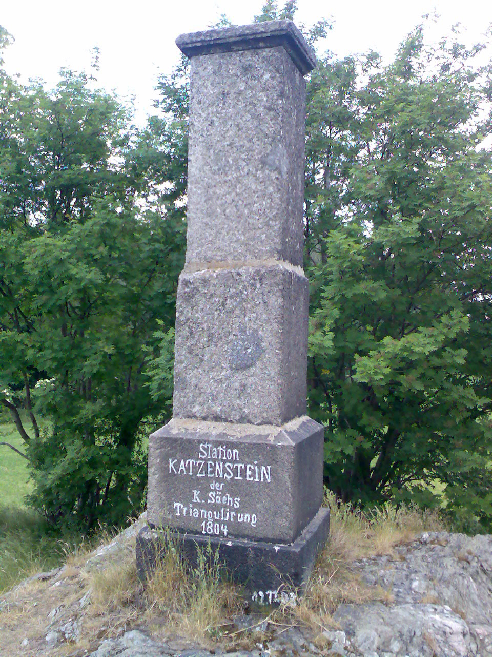Triangulierungspunkt auf dem Berg Katzenstein im Erzgebirge, Sachsen, Deutschland