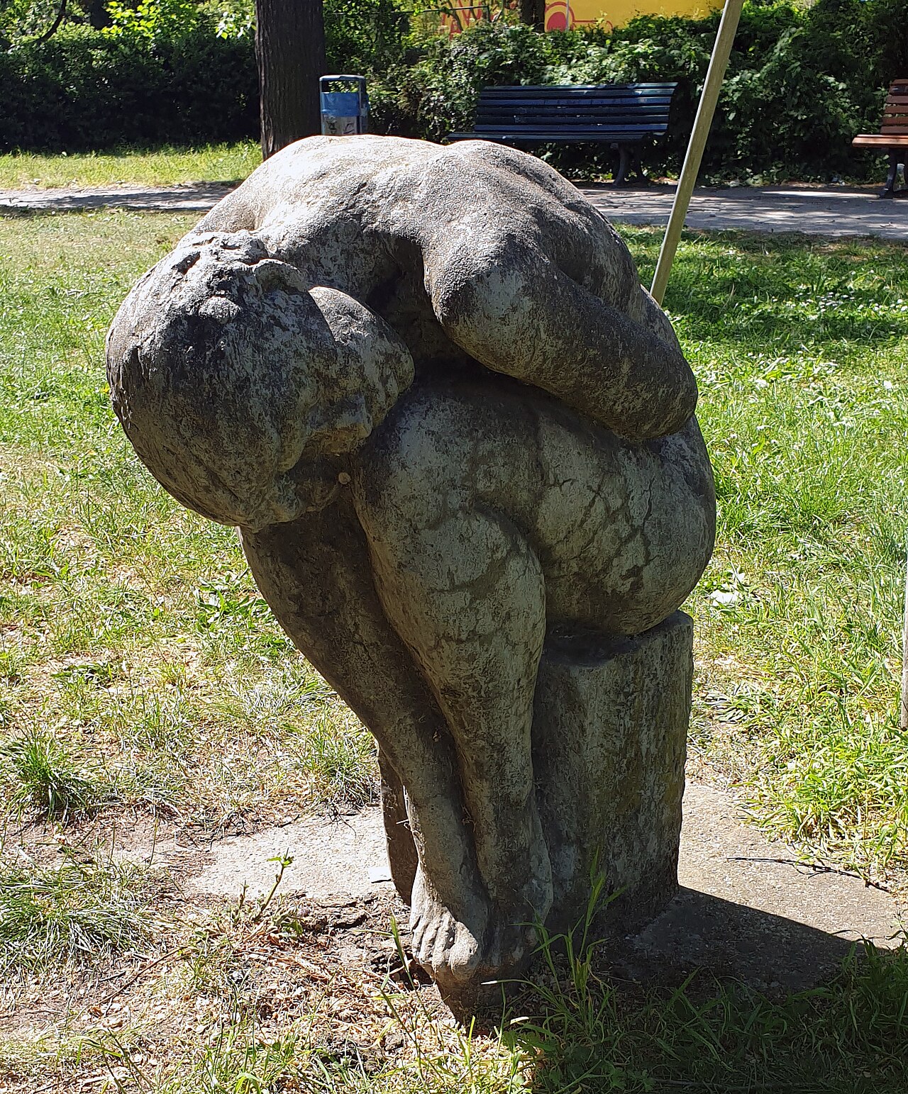 Sculpture, " Kauernde " by Rolf Winkler , 1983, Hermann-Hesse-Straße 17, Berlin-Niederschönhausen , Germany
