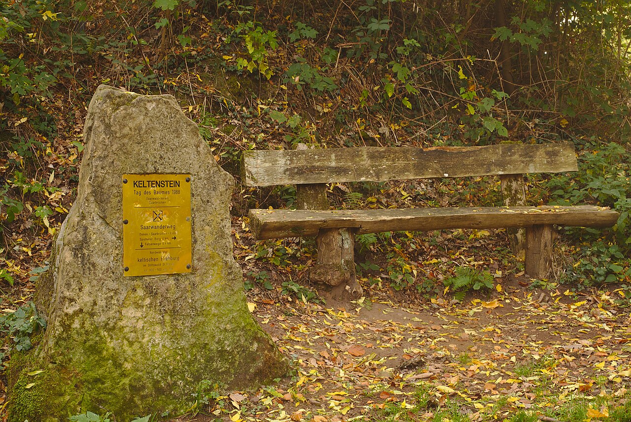 Der Keltenstein im Stiftswald von Sankt Arnual erinnert an einen keltischen Ringwall, welcher um 650 v