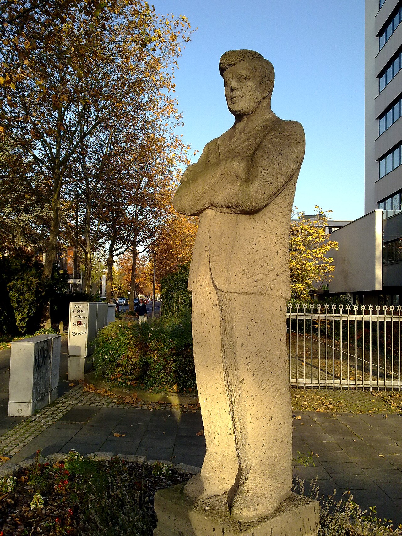 Kennedyallee/Hochkreuz in Plittersdorf (Bonn): Statue of President John F