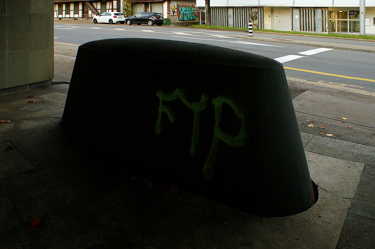Installation Kenotaph (Walter Kretz 2002) mit Murtenstrasse im Hintergrund