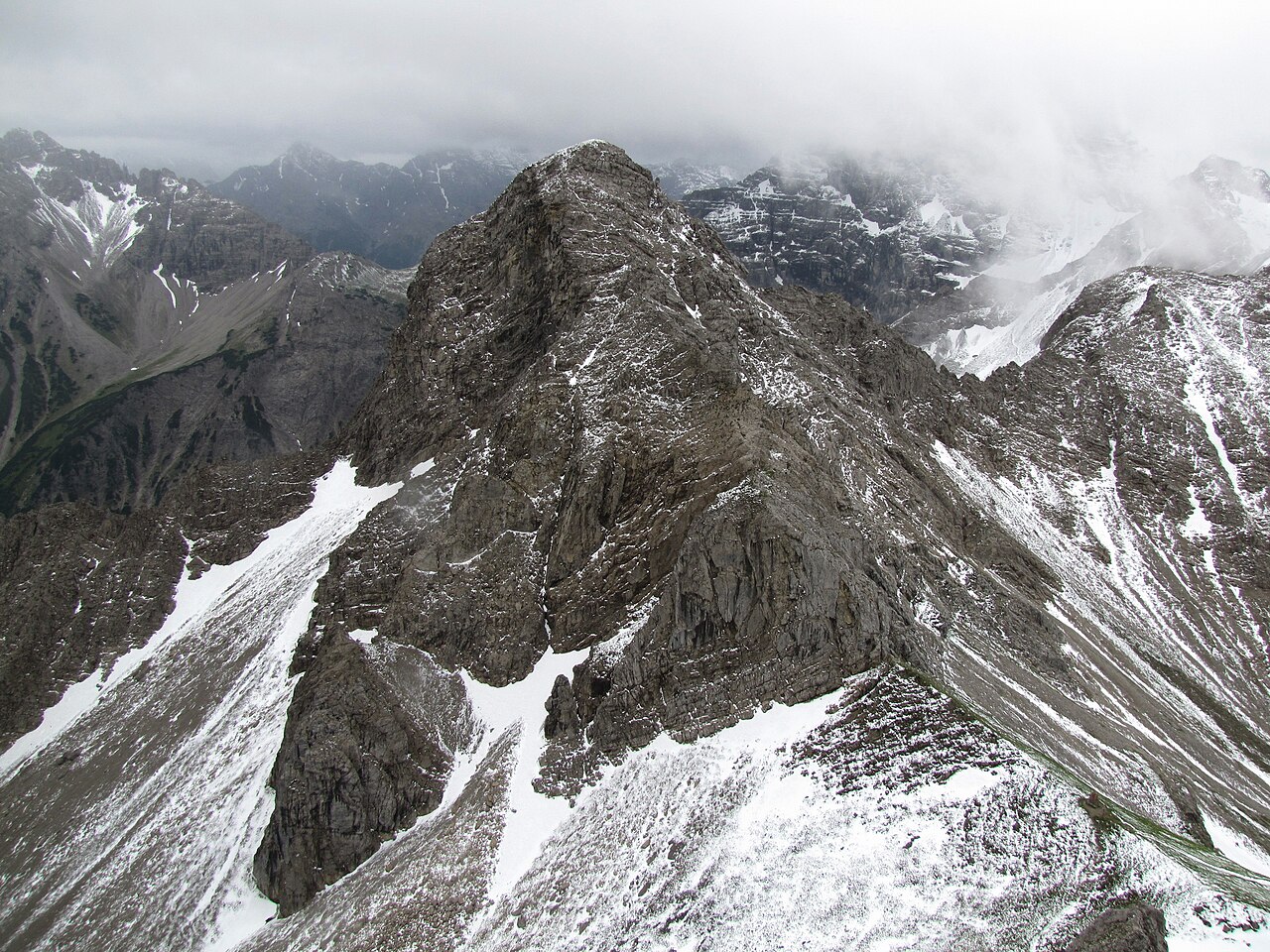 Blick vom Glasfelderkopf (2270 m) über die Bockkarscharte (2164 m) zur Kesselspitze (2284 m)