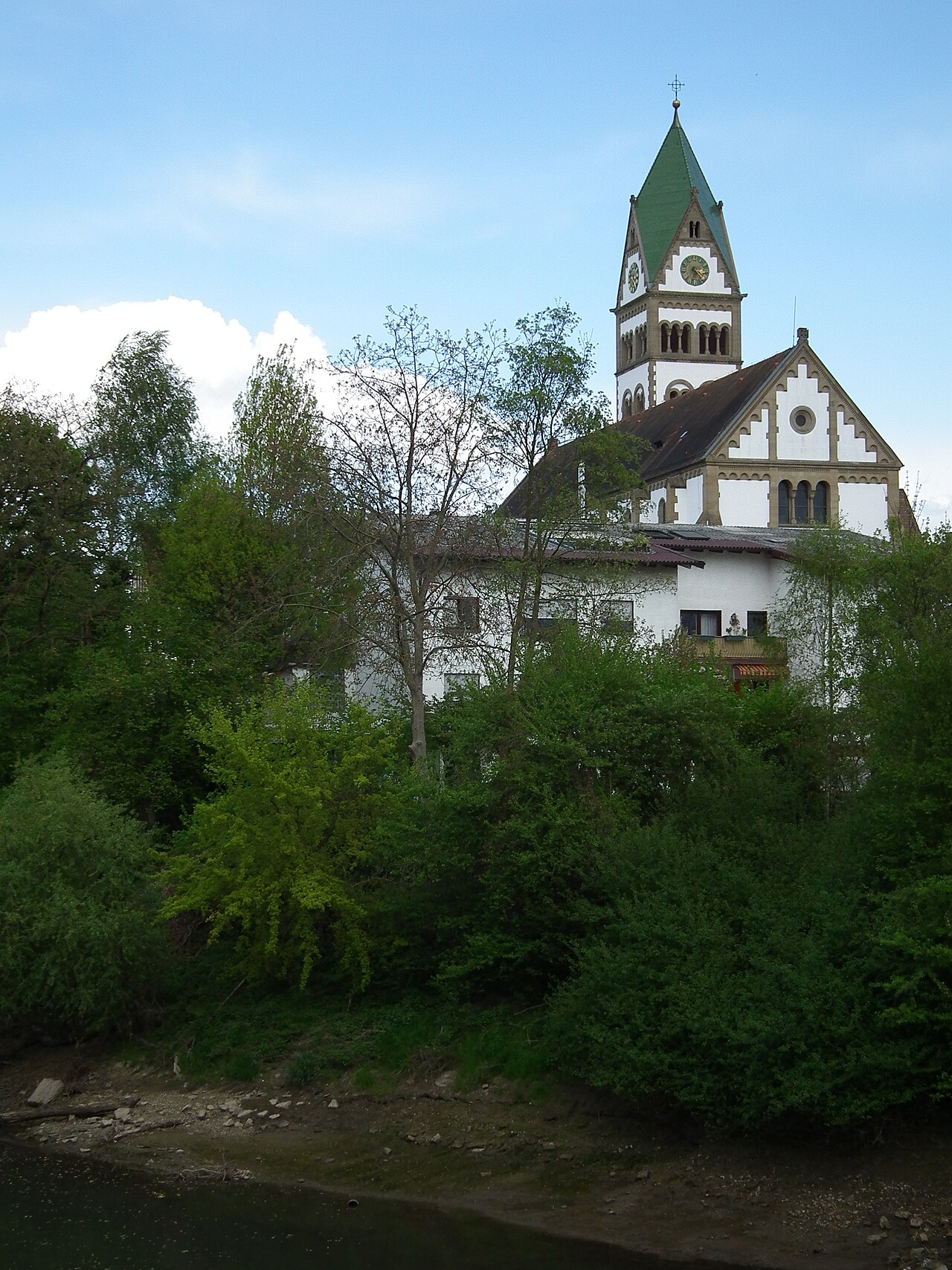Blick von der Ketscher Rheininsel auf die katholische Kirche St