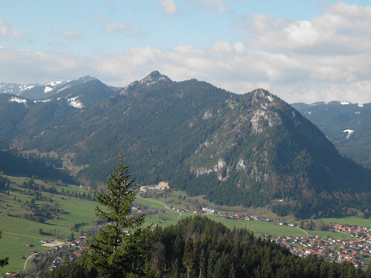 Kienberg über Pfronten von Burgruine Falkenstein gesehen, aus Richtung Osten