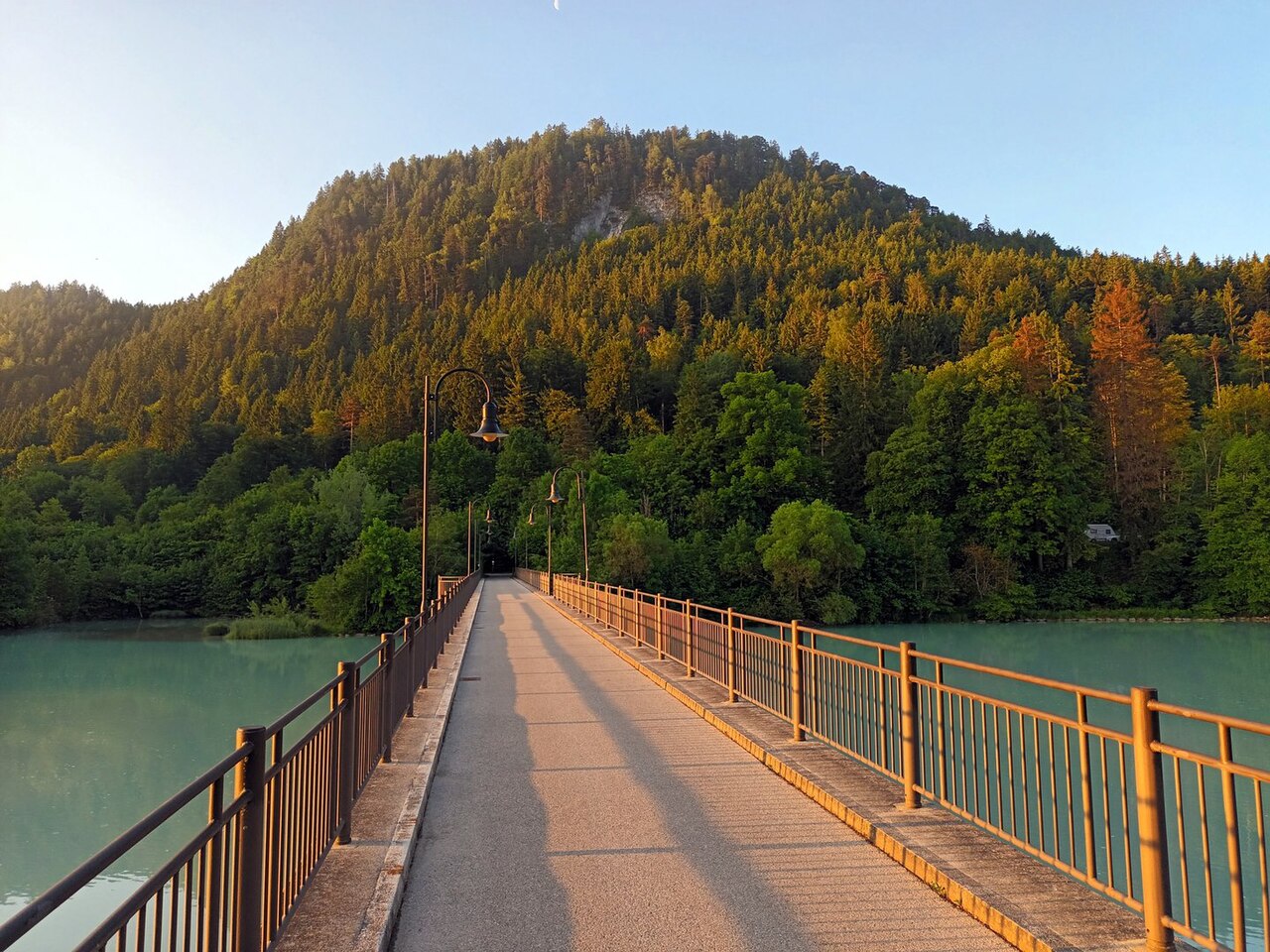 Der Lechsteg in Füssen, dahinter der Kienberg
