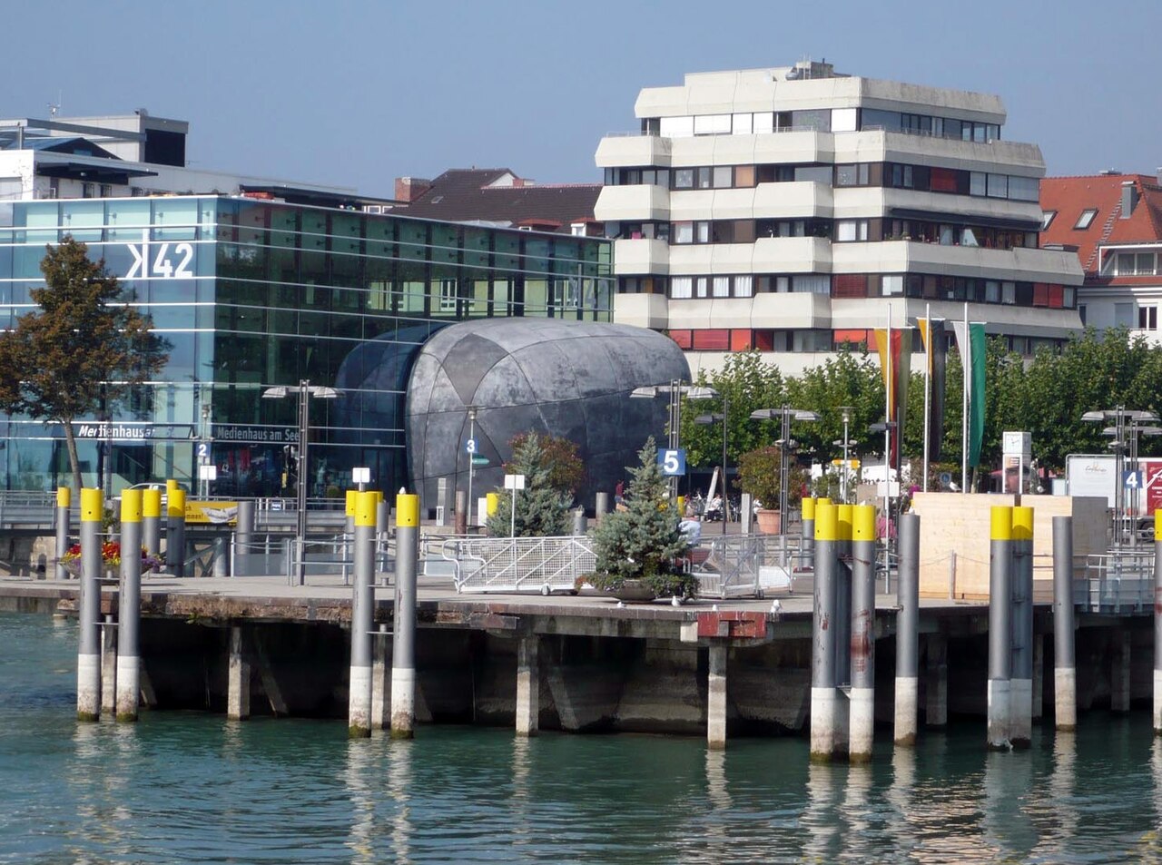 Blick vom Bodensee aus auf das Medienhaus k42 und den Kiesel