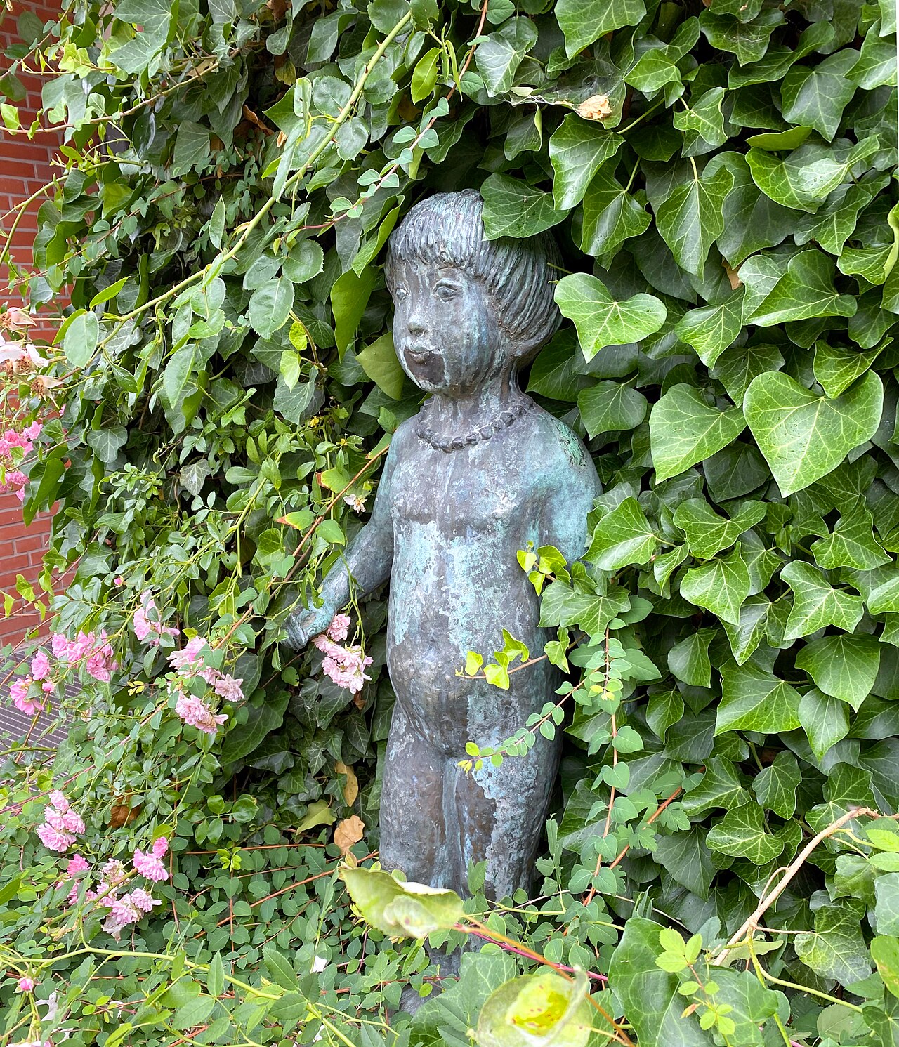 Skulptur "Kind mit Kette" (1957) von Ursula Querner an der Schule Bindfeldweg in Hamburg-Niendorf
