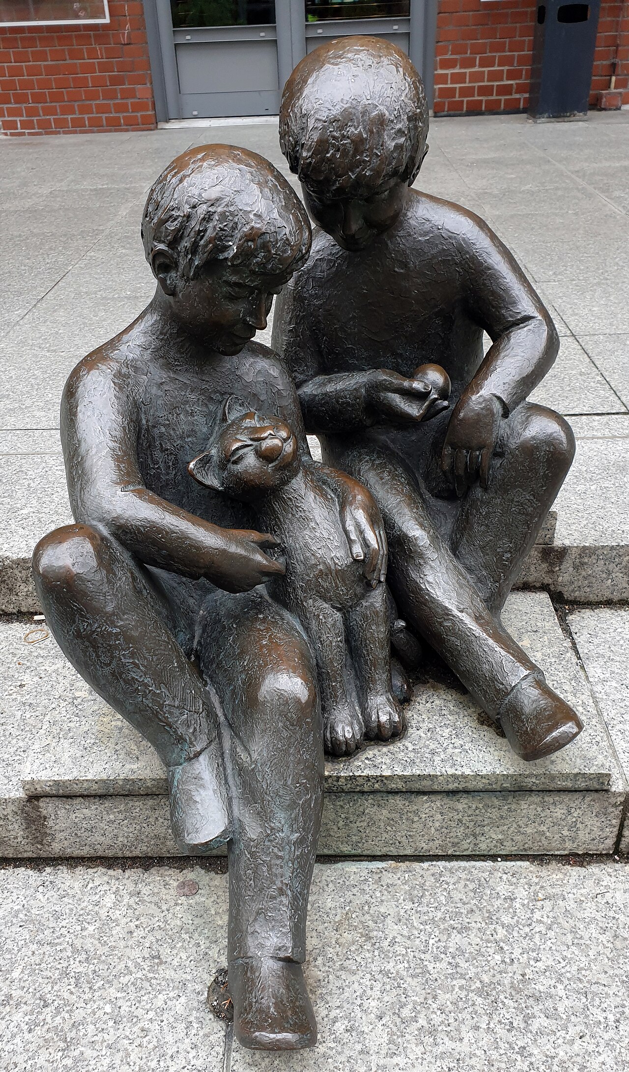 Sculpture, " Kinder mit Katze ", Alt-Moabit 100, Berlin-Moabit , Germany