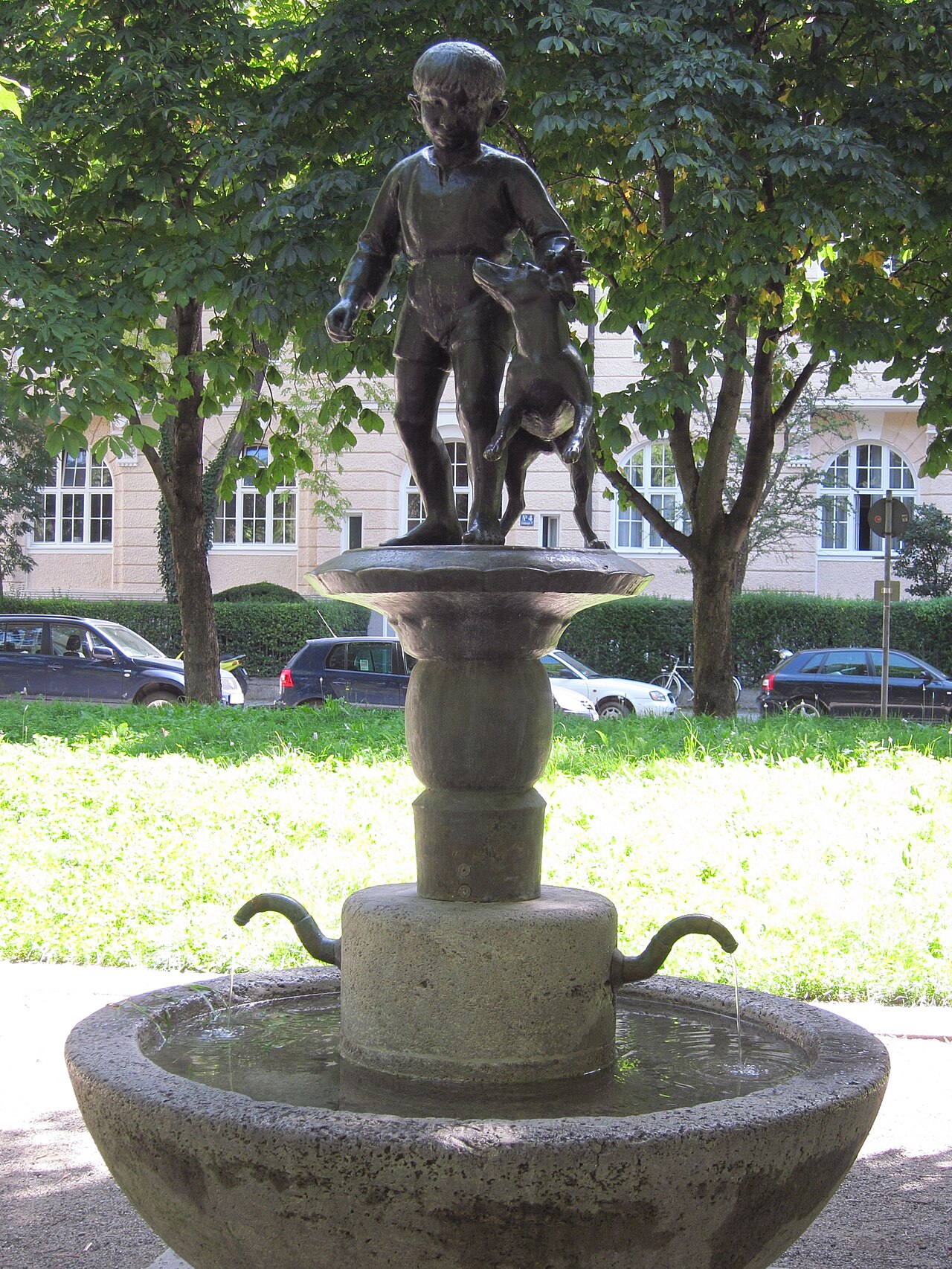 Kindlbrunnen am Habsburgerplatz in München-Schwabing, von Anton Hiller, 1929