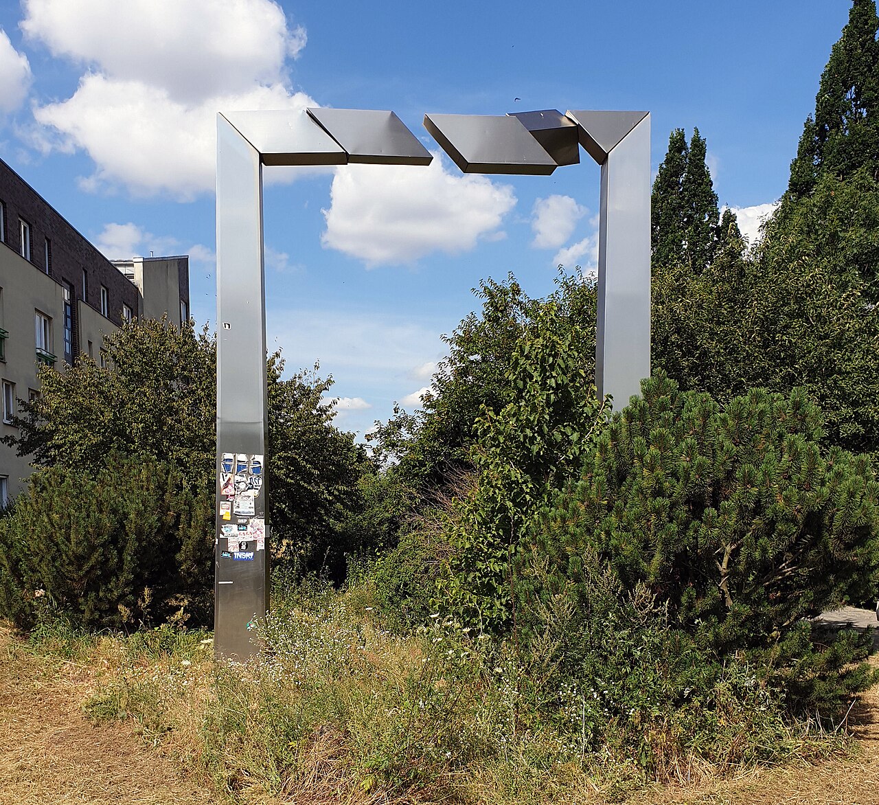 Sculpture, "'Windkinetische Plastik " by Bernhard Wilhelm Blank , 1996, Coloniaallee 36, Berlin-Altglienicke , Germany