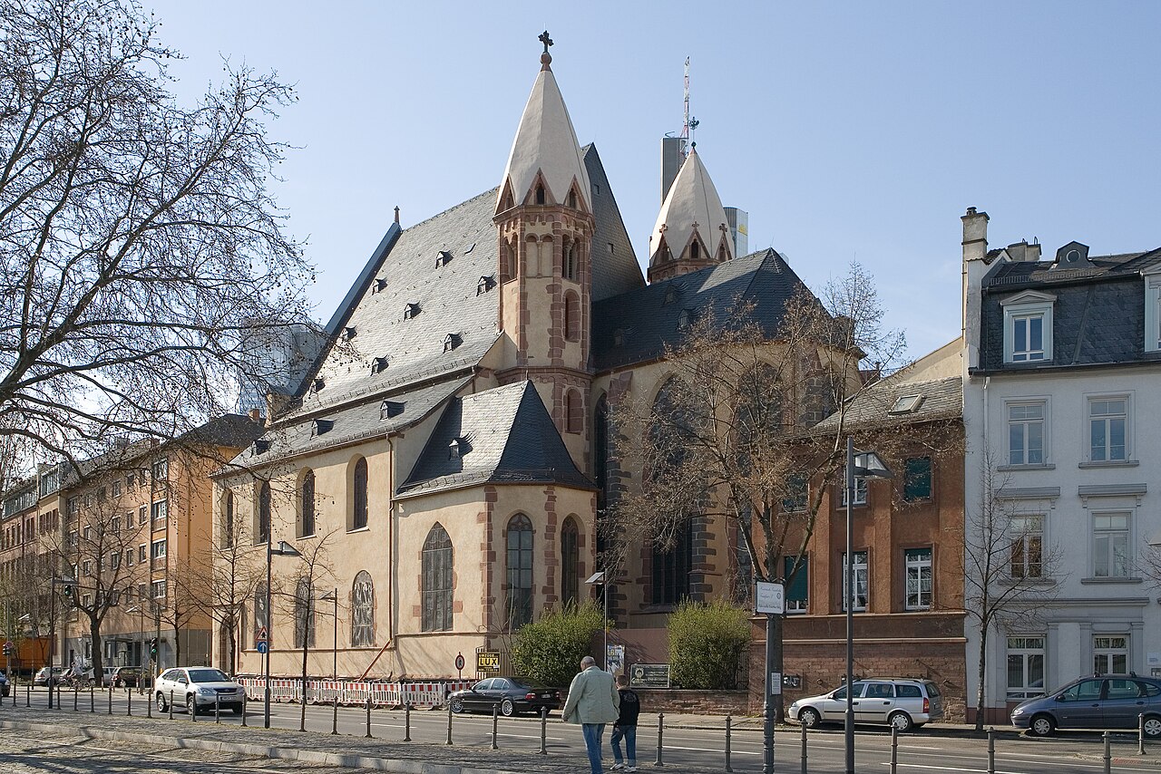 Leonhardskirche in Frankfurt am Main, vom Mainkai (Süden) aus gesehen