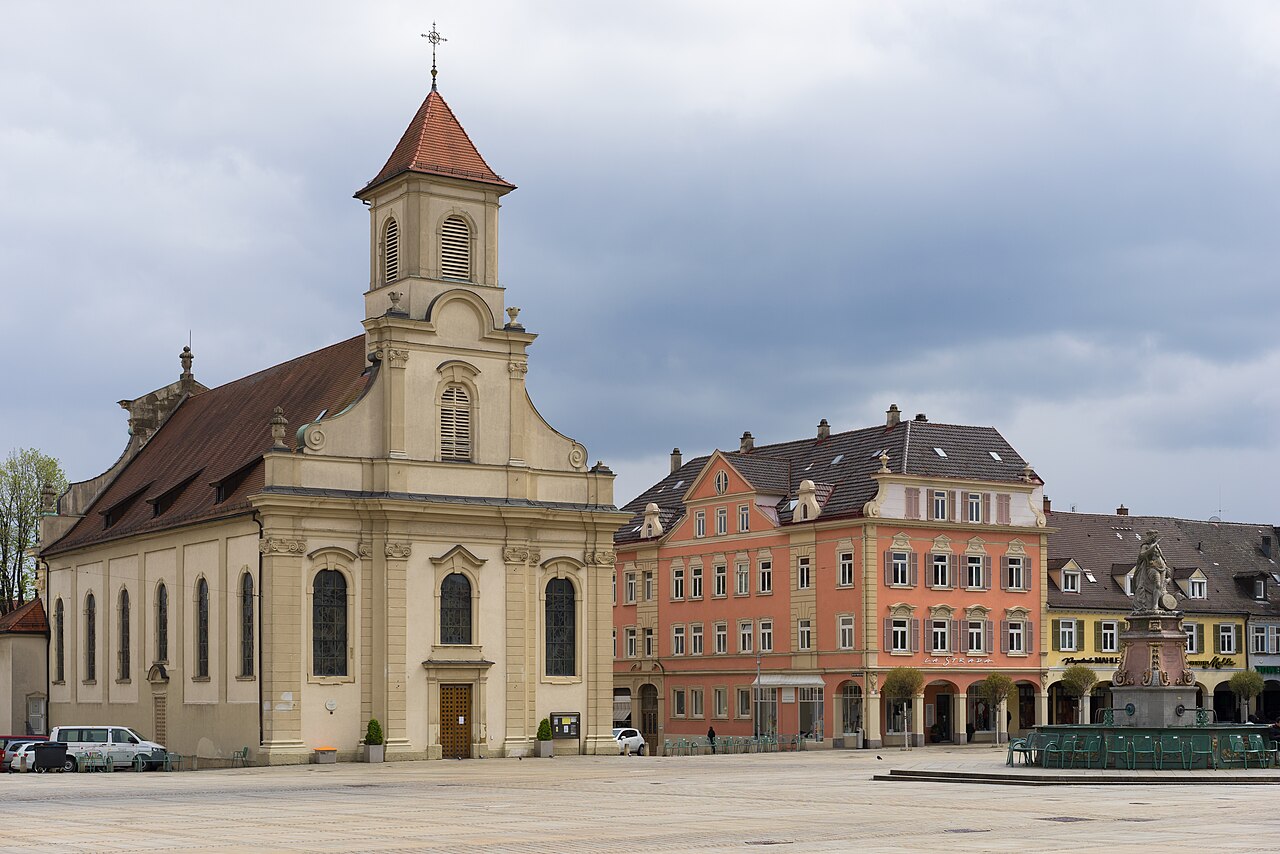 Ludwigsburg : Blick aus der Nordwestecke des Marktplatzes auf die Katholische Kirche zur Heiligsten Dreieinigkeit