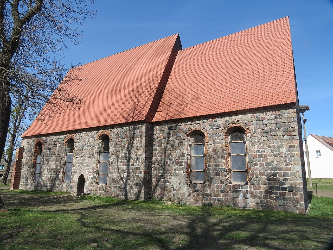 Kirchenruine Dolgelin mit Dach (2020) Südseite, Dolgelin, Gemeinde Lindendorf, Lkr