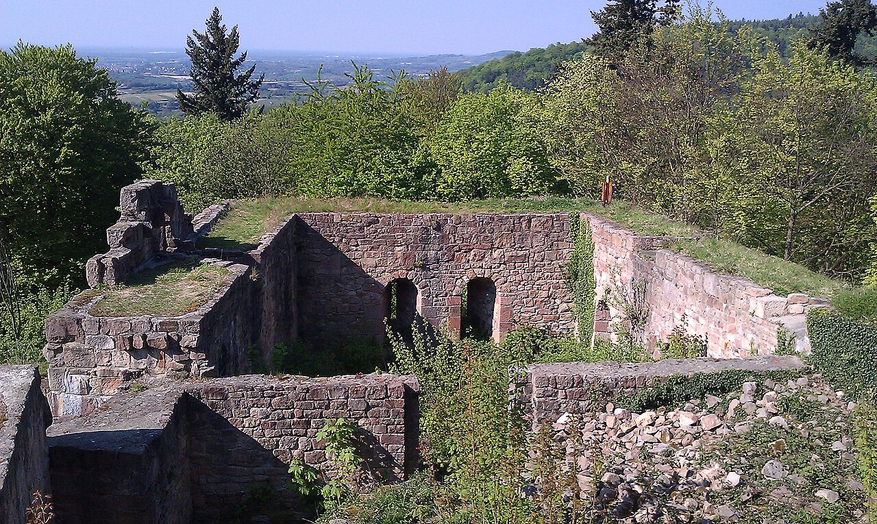 View on the remains of the palas of the Kirnburg, northern direction