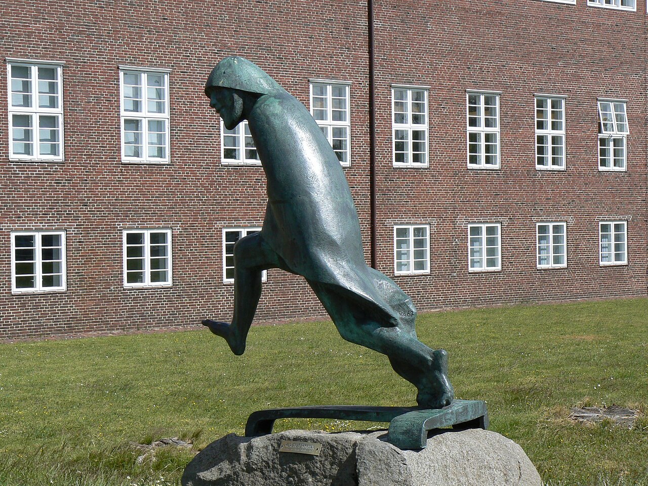 Skulptur Klabautermann von Walter Rössler (1967) vor dem Ludwig-Nissen-Haus in Husum