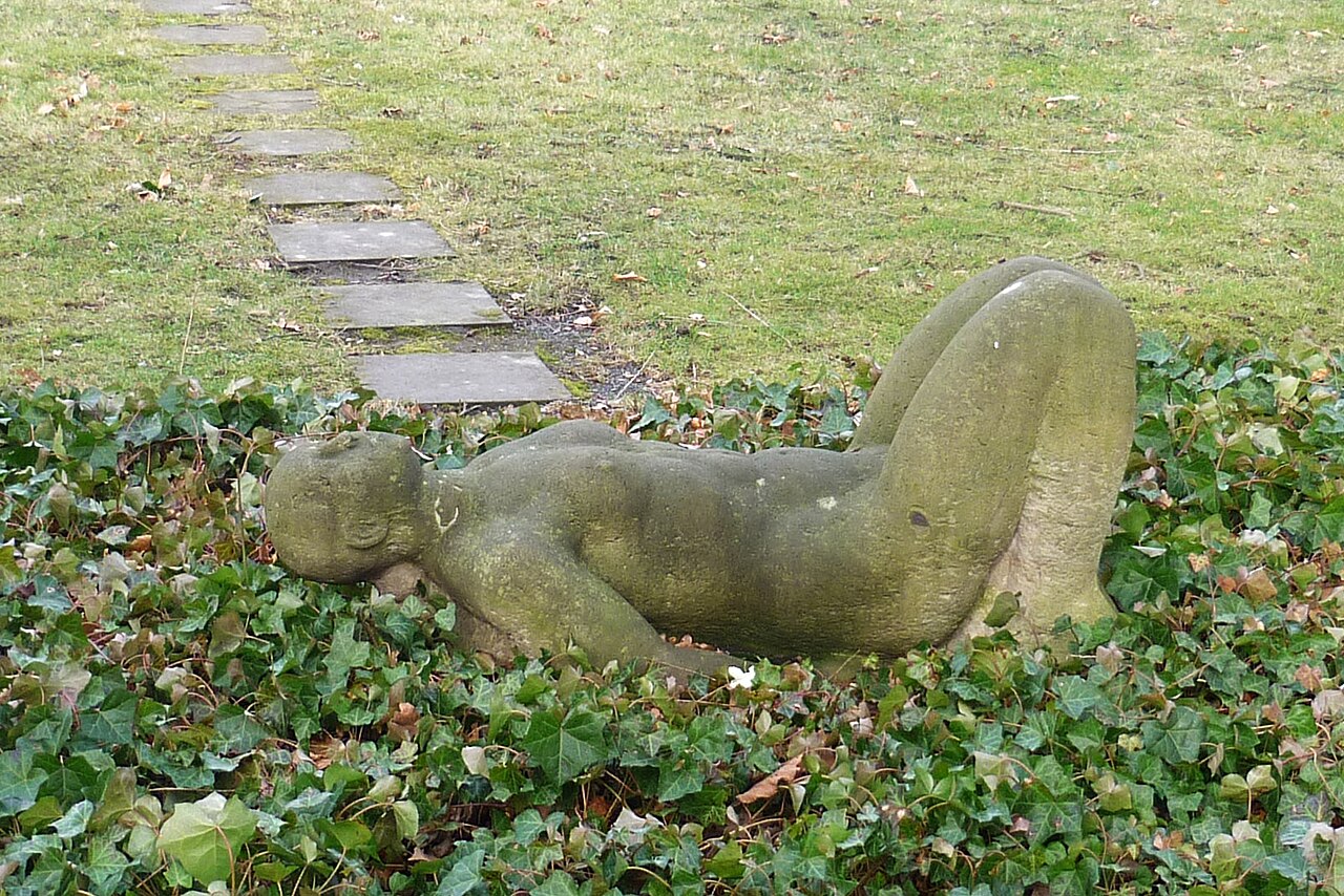 Kleine Liegende am Nürnberger Ei in Dresden (Skulptur von Vinzenz Wanitschke)