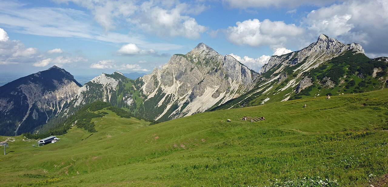 Blick vom Füssener Jöchle auf die Grosse Schlicke (2059 m) und den Hahnenkopf (1942 m) in den Tannheimer Bergen