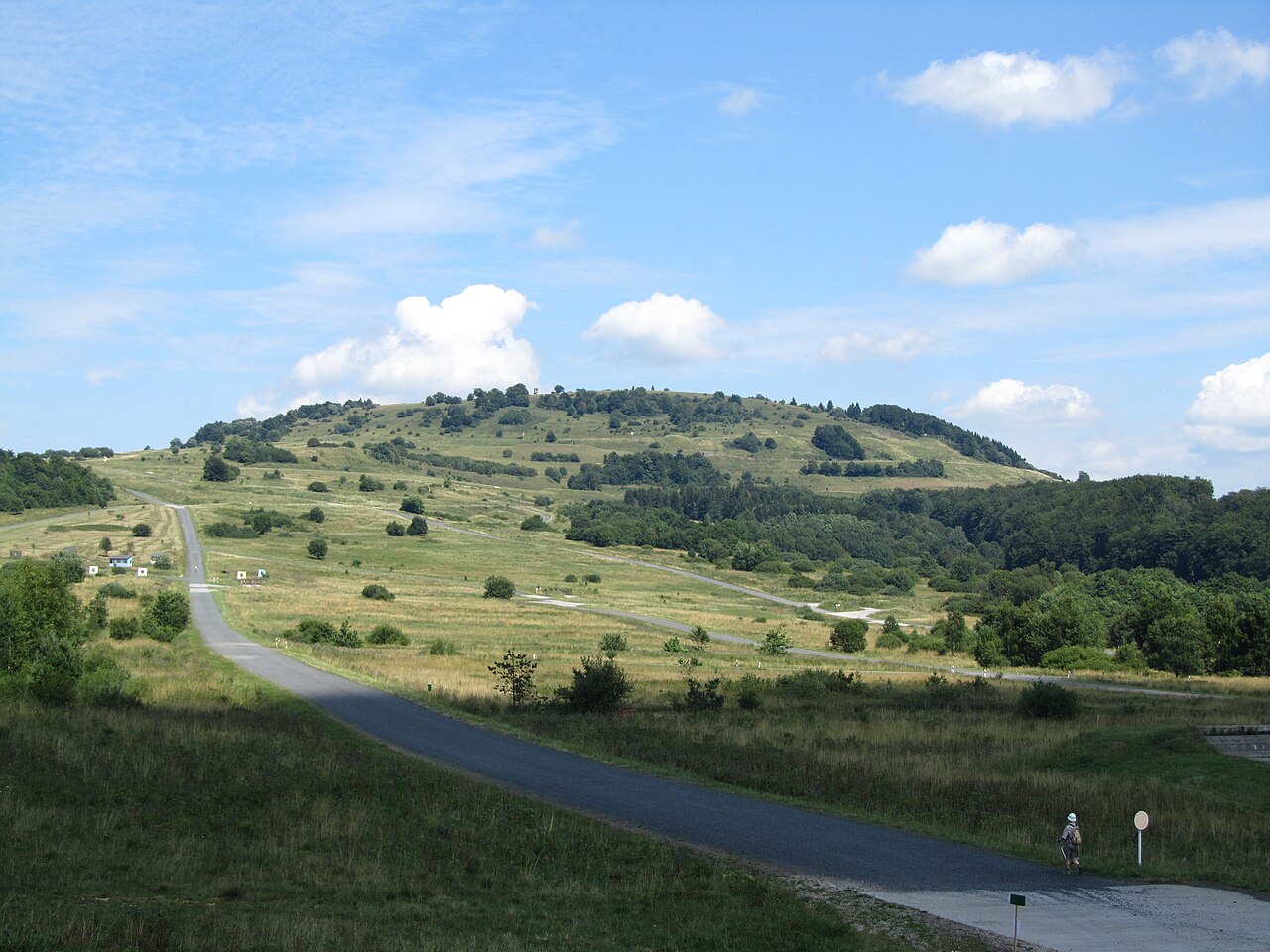 Der Kleine Auersberg (808 m) in der Rhön von Südsüdwest