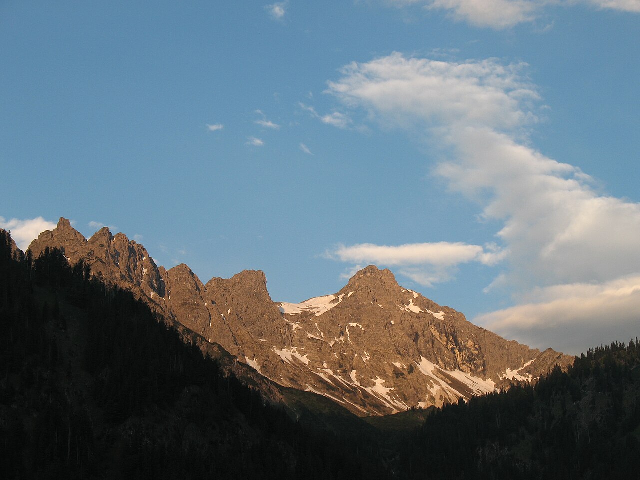 Blick vom Hintersteiner Tal auf den Kleinen Daumen (2197 m), von dem ein Pfannhölzer genannter Kamm nach Osten zieht