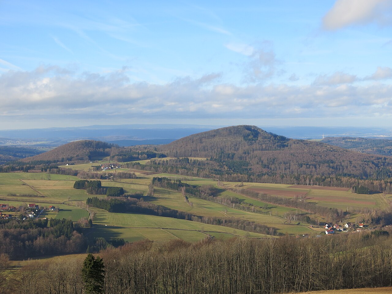 Der Große Nallenberg (rechts) und der Kleine Nallenberg (links), gesehen vom Simmelsberg