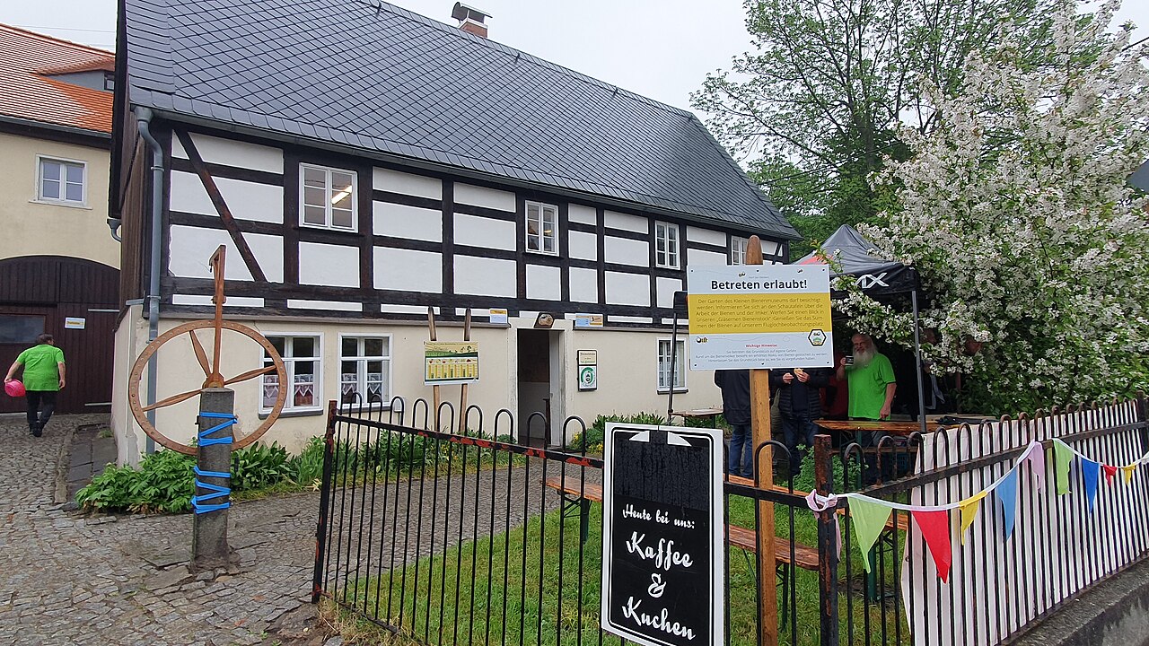 Das Bild zeigt die Außenansicht des Kleinen Bienenmuseum Oberlichtenau bei Pulsnitz