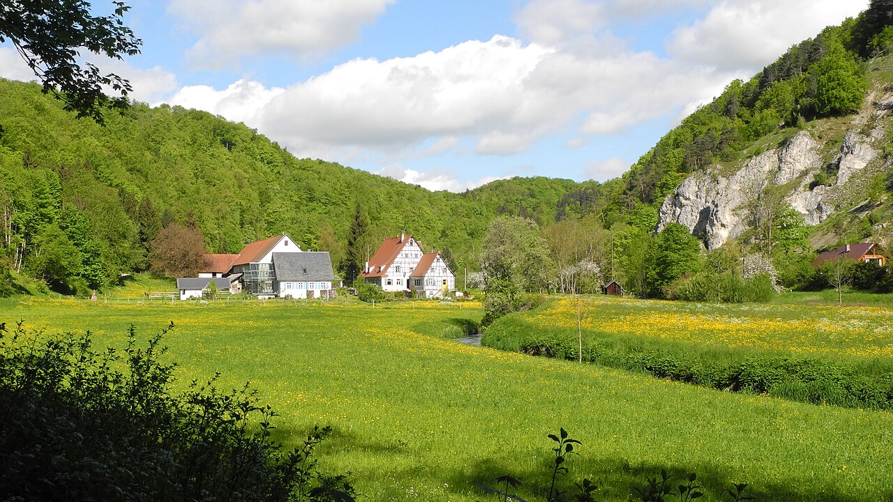 Blaustein-Lautern – Naturschutzgebiet „Kleines Lautertal“, Talaue mit Felsen