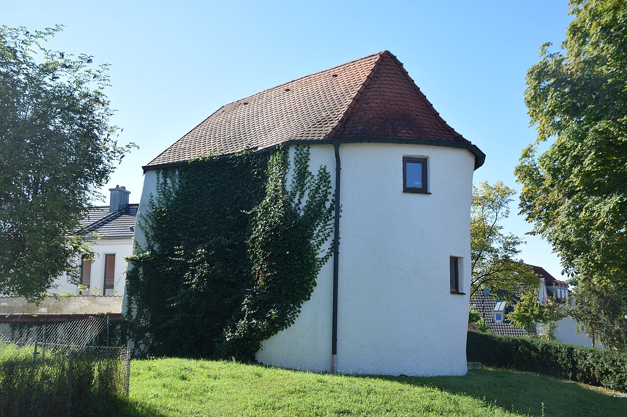 Turm der ehemaligen Marktbefestigung, ausgebaut zum Wohnhaus und stark erneuert