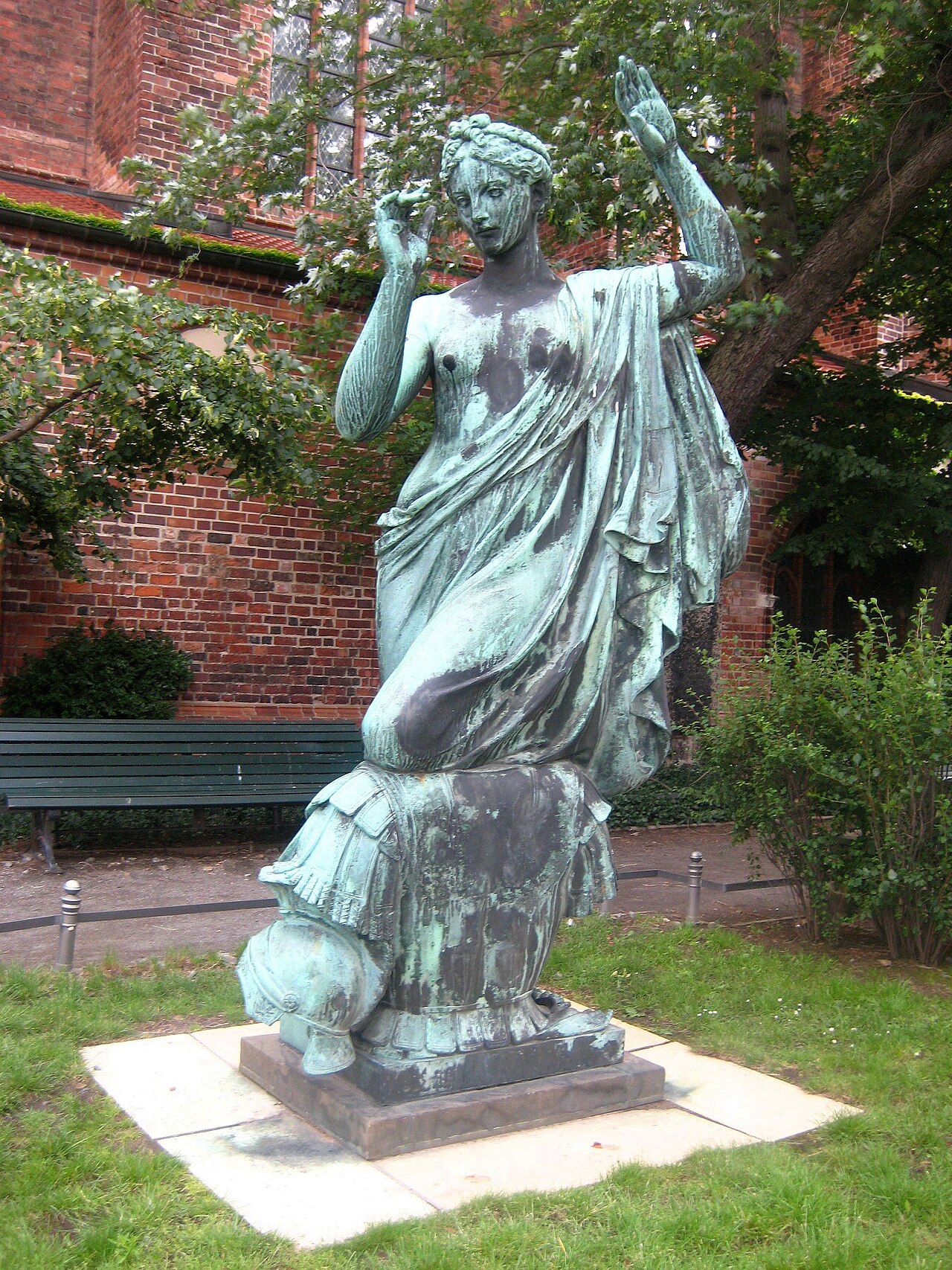 "Klio" des Bildhauers Albert Wolff vor der Nikolaikirche im Nikolaiviertel in Berlin Mitte