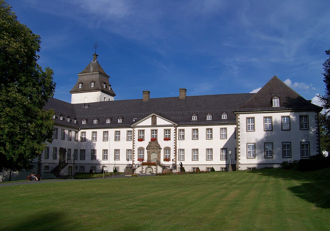 Kloster Grafschaft in Schmallenberg-Grafschaft, Ansicht des Hauptgebäudes (heute Mutterhaus der Borromäerinnen)