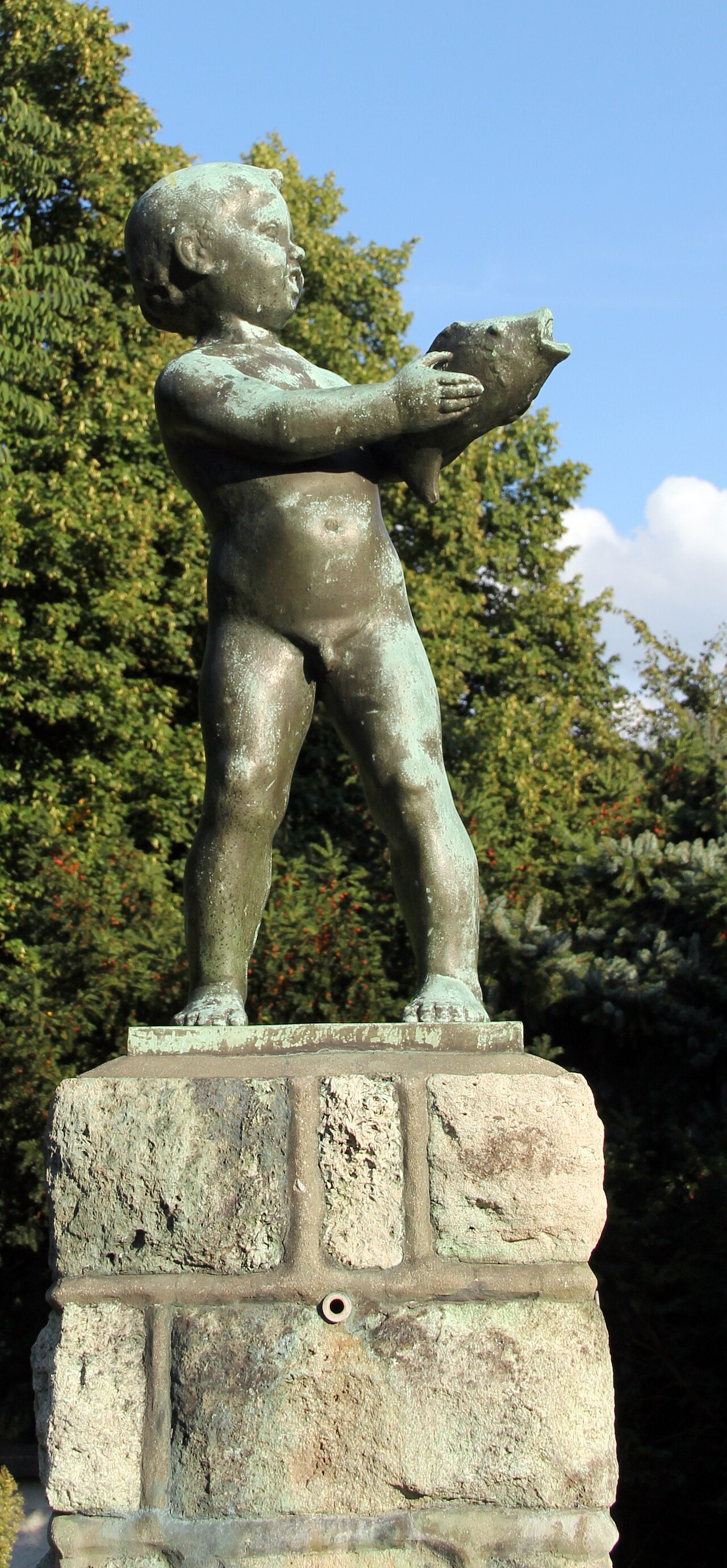 Fountain, Knabe mit Fisch von Künstlergruppe KraNolDa , 1958, Anton-Saefkow-Straße, Berlin-Prenzlauer Berg , Germany