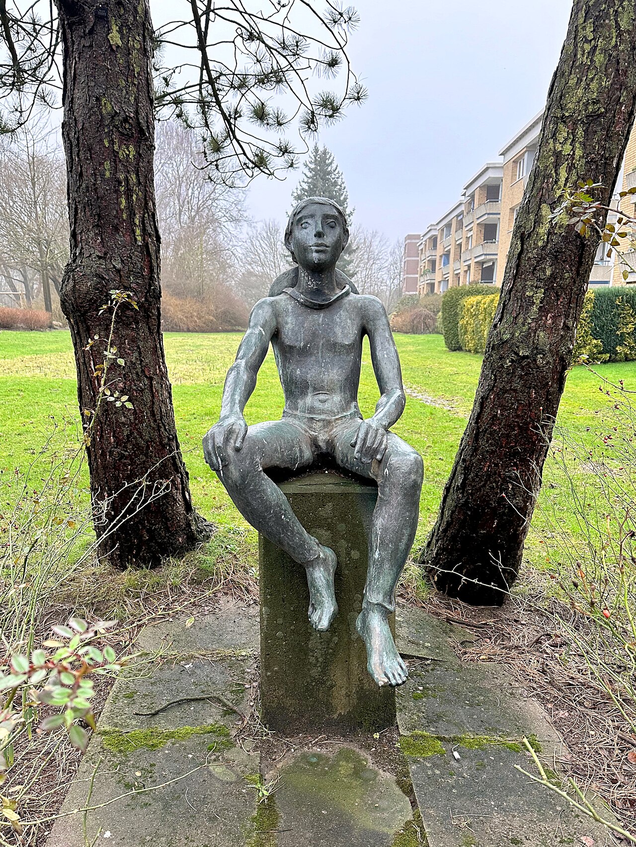 Bronzeskulptur "Knabe mit Hut" von Maria Pirwitz (1980), Hollkoppelweg 27/29, Hamburg-Billstedt
