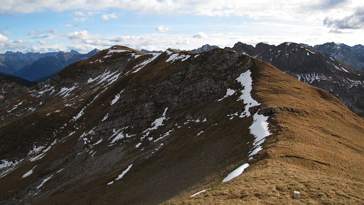 Blick über den Sattel zwischen Kugelhorn und dem Knappenkopf (2071 m) zu dessen Gipfel