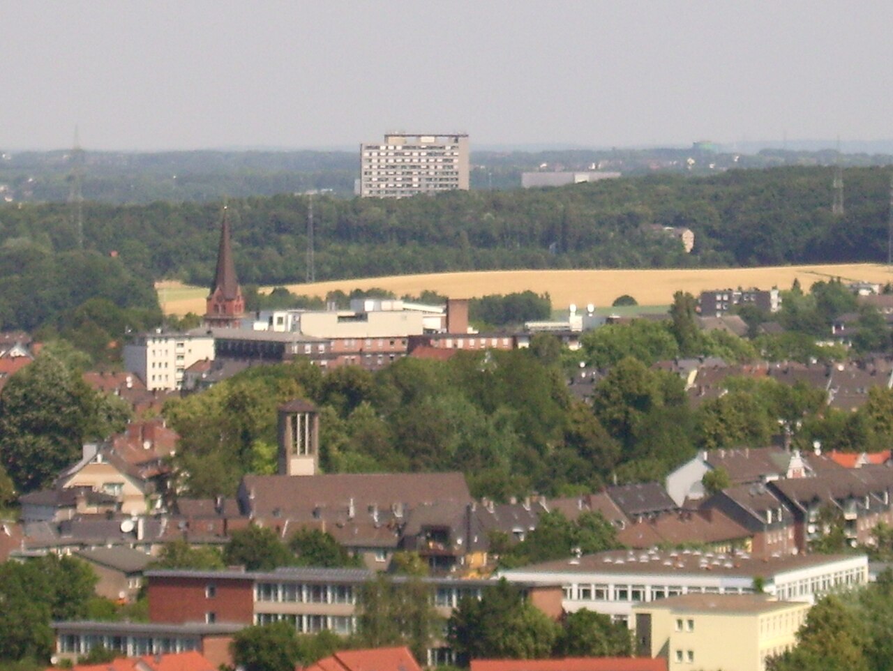 Knappschaftkrankenhaus Bochum, vom Helenenturm Witten aus gesehen, in der Bildmitte das Dach des Marienhospitals Witten